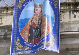 Estandarte de la Virgen del Mar en la fachada del Ayuntamiento.