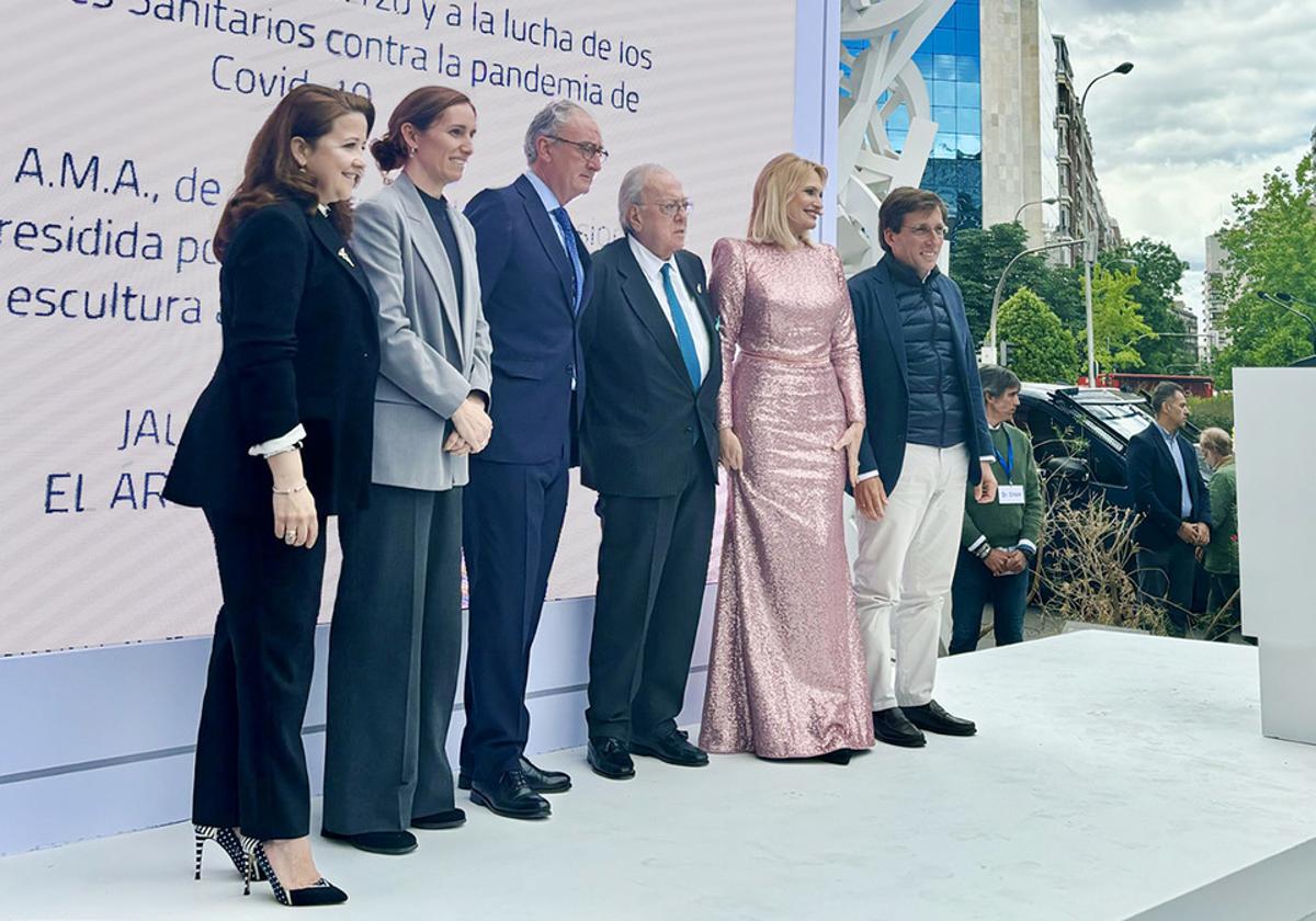 «El Árbol de la Vida», la escultura donada por la Fundación A.M.A., acoge el homenaje a los sanitarios organizado por la OMC en reconocimiento a su entrega durante la pandemia