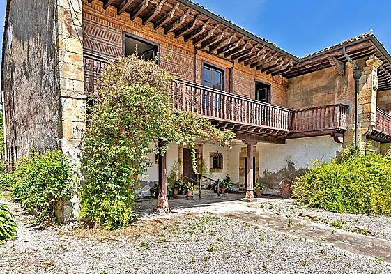 Portada principal de la casa natal de José María de Pereda.