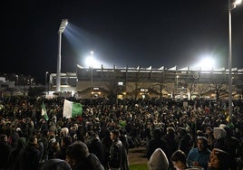 Recibimiento al Racing en el partido contra el Espanyol, precisamente junto a la zona donde se instalará la 'fan zone'