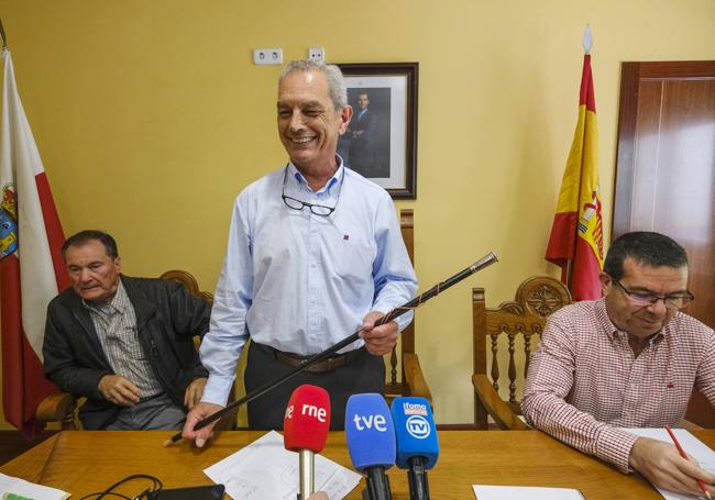 El alcalde sostiene el bastón de mando junto a Miguel Ángel González.