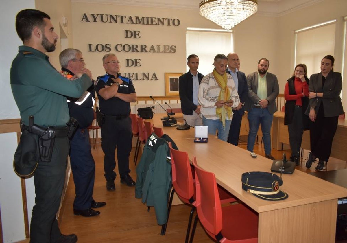 Entrega de la Cruz de Servicios Distinguidos a la viuda de Jordi Oliva.