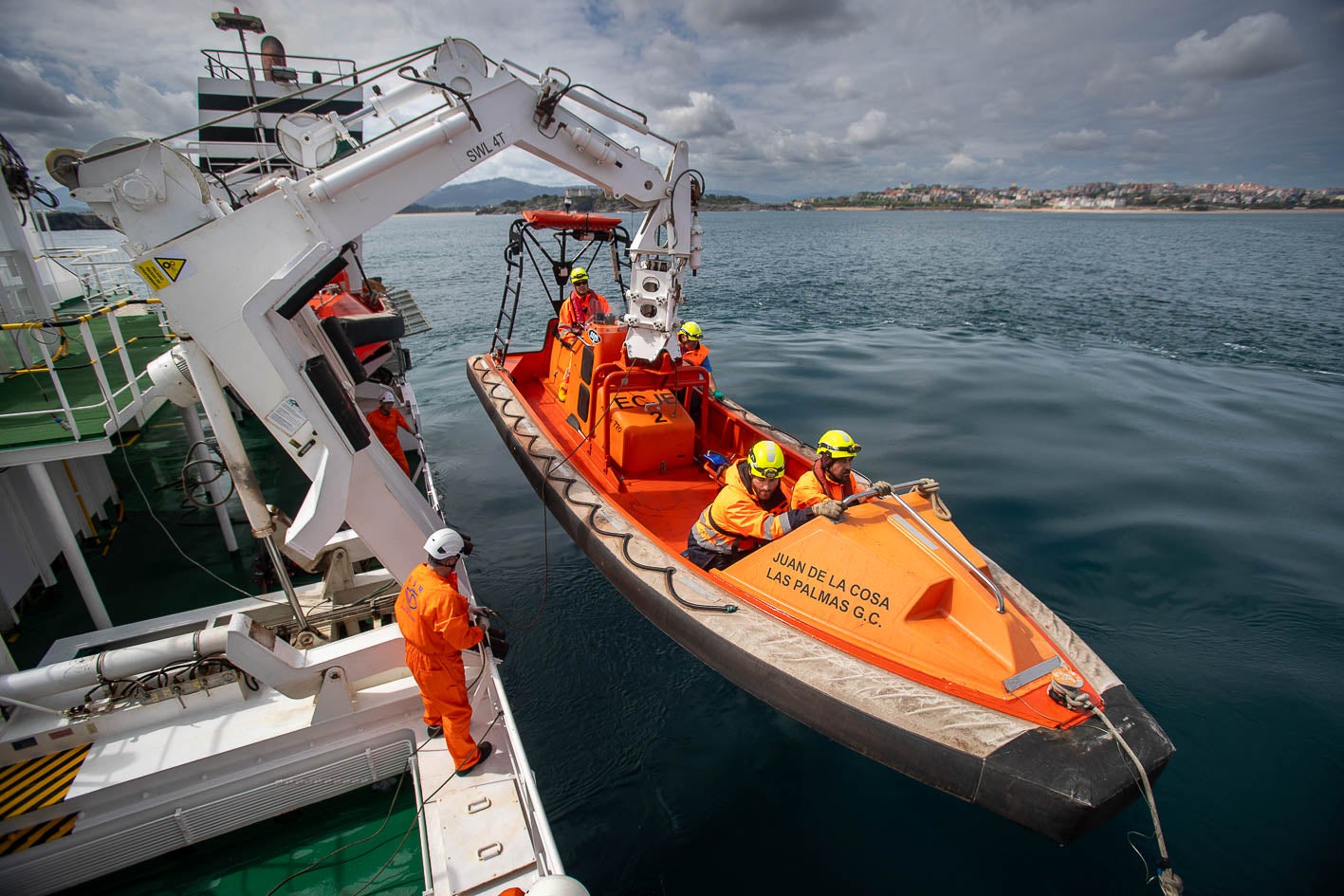 El equipo médico junto a los buceadores en una de las lanchas de rescate.