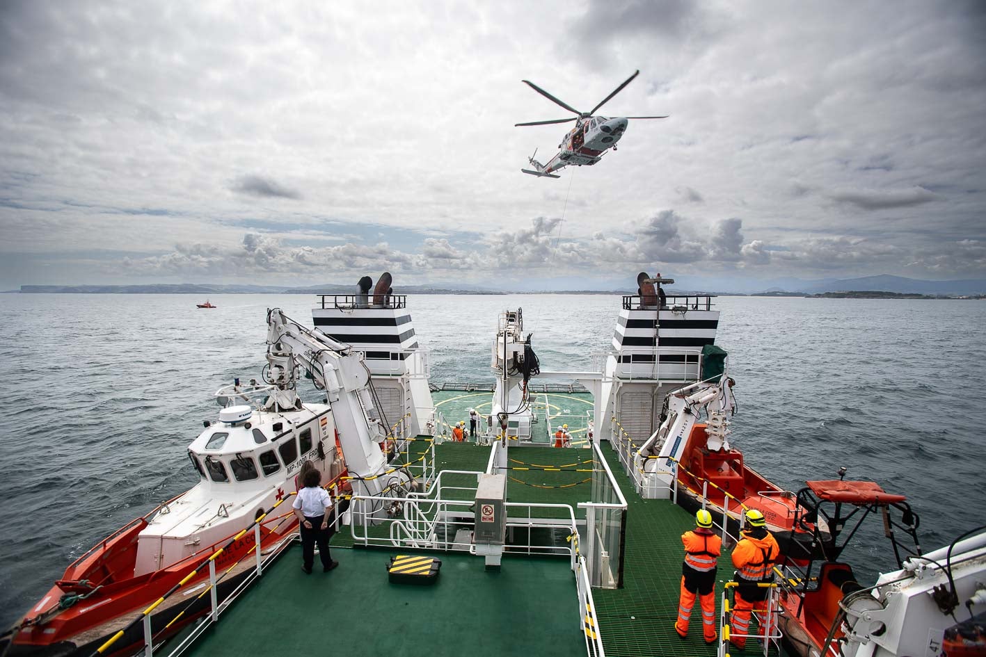 El helicóptero sobrevolando el Juan de la Cosa para evacuar al herido durante el simulacro.