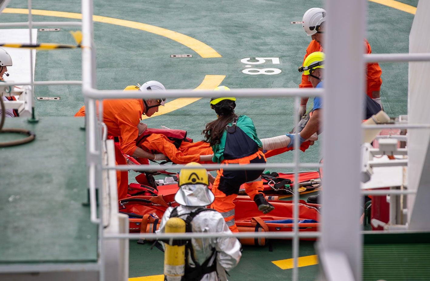 El personal sanitario traslada al herido para ser evacuado en helicóptero.