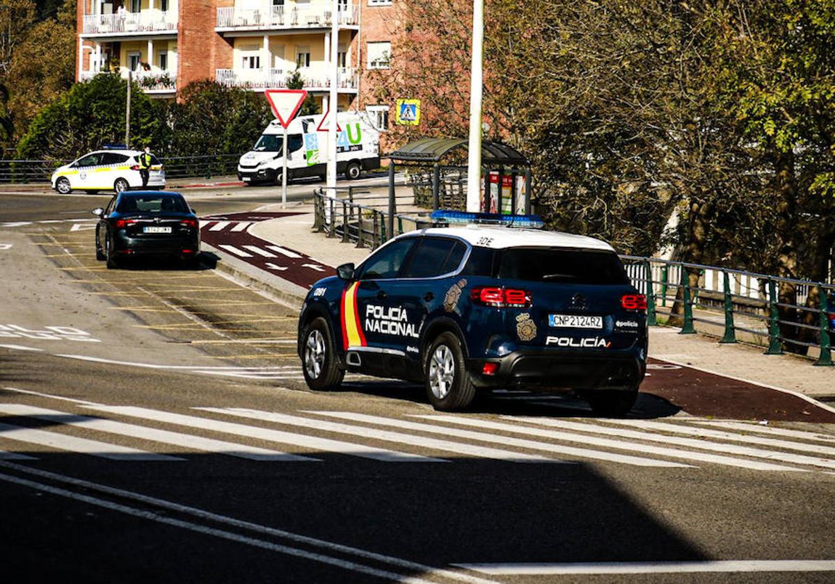 Coche patrulla de la Policía Nacional en Torrelavega.