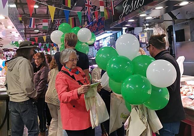 Reparto de globos en el Mercado de la Esperanza.