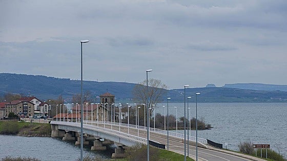 Zuloaga: «El campo de regatas del pantano del Ebro está paralizado»