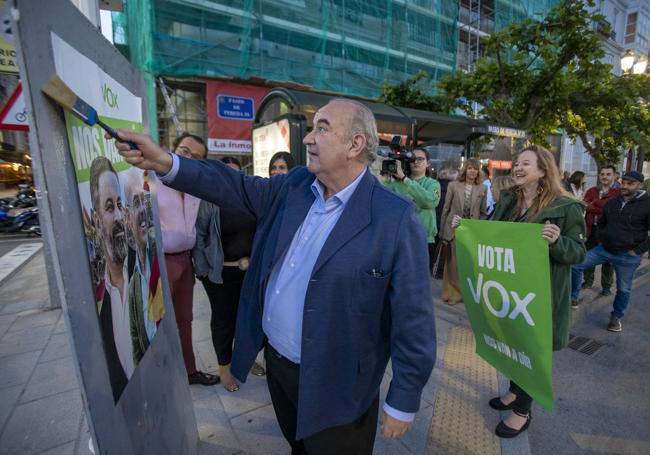 VOX. Emilio de Valle, que además de diputado nacional y concejal en Santander irá en la lista de su partido a la UE, pega un cartel de Santiago Abascal en el Paseo Pereda de la capital. Le acompaña Leticia Díaz, portavoz parlamentaria de la formación.