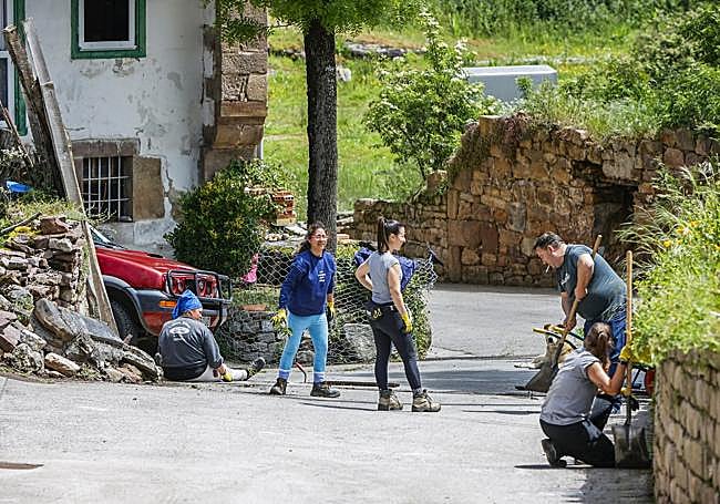 Una de las dos cuadrillas municipales realizó ayer labores de limpieza y desbroce en Santa María de Aguayo.