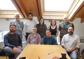 Nueve de los once representantes de los festivales de folk, reunidos ayer en Torrelavega.