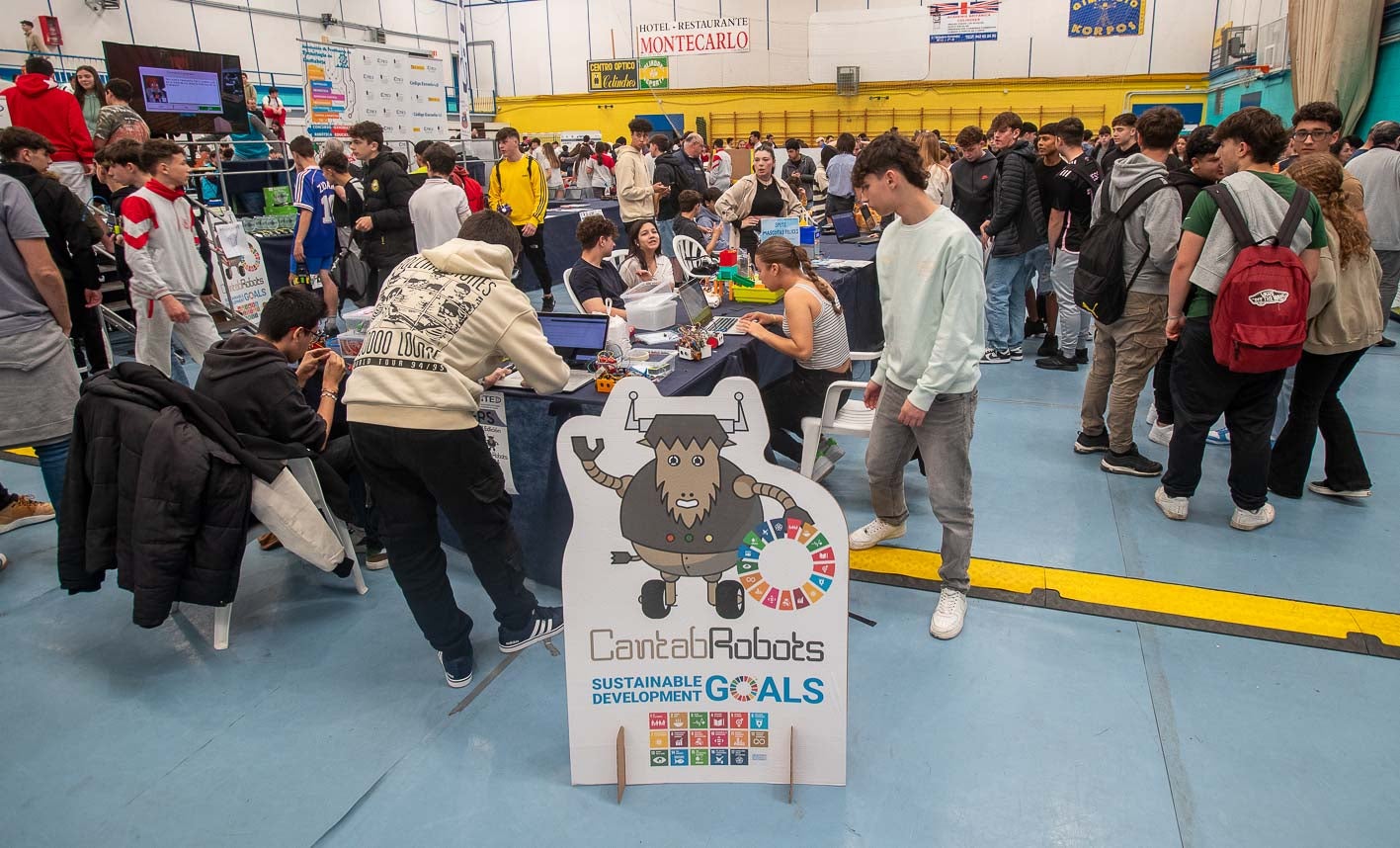 CantabRobots ha celebrado este año su edición número doce con la asistencia de más de mil alumnos y la recepción de cerca de 260 proyectos en las categorías de 'Steamakers', 'Robots Velocistas', 'Robots de Sumo' y 'Robots LANceros'.