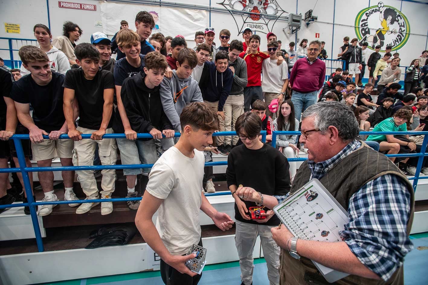 Las competiciones de 'Robots de Sumo' han sido muy seguidas por el alumnado. El Colegio Sagrada Familia y el IES Augusto G. Linares han copado el podio en esta categoría. 