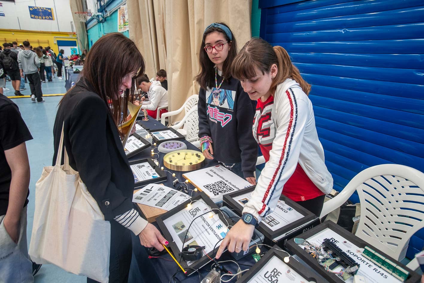 Alumnas del IES Bernardino de Escalante presentan su proyecto dedicado a la reutilización de materiales: con elementos reciclados han creado baterías, broches o relojes. 