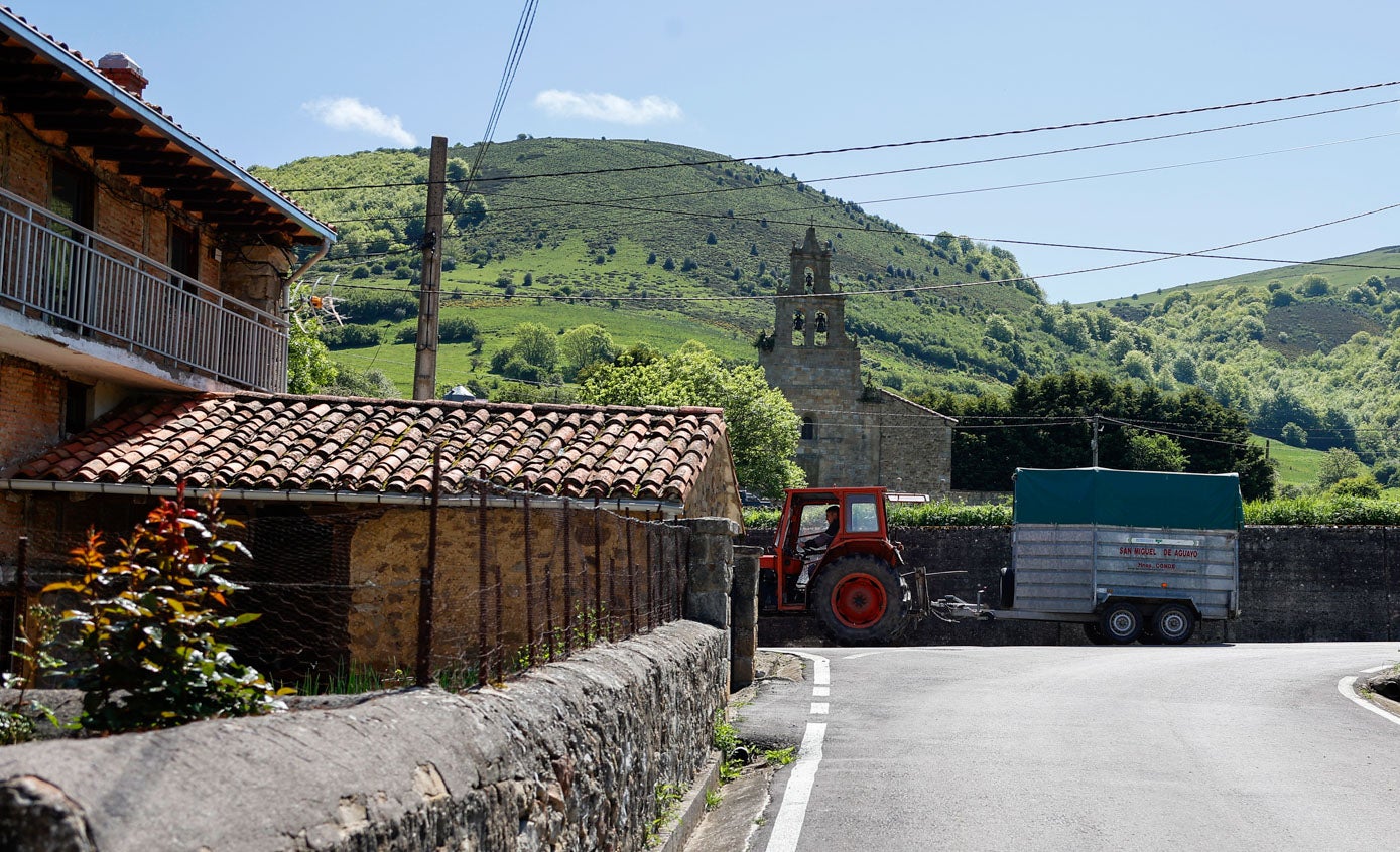 Un tractor circula este viernes por las calles casi vacías de la localidad. 