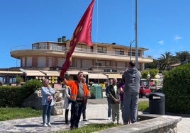 Momento del izado del lábaro en Los Tres Pescadores.