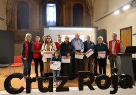 Presidente, voluntarias y socios reconocidos en el acto