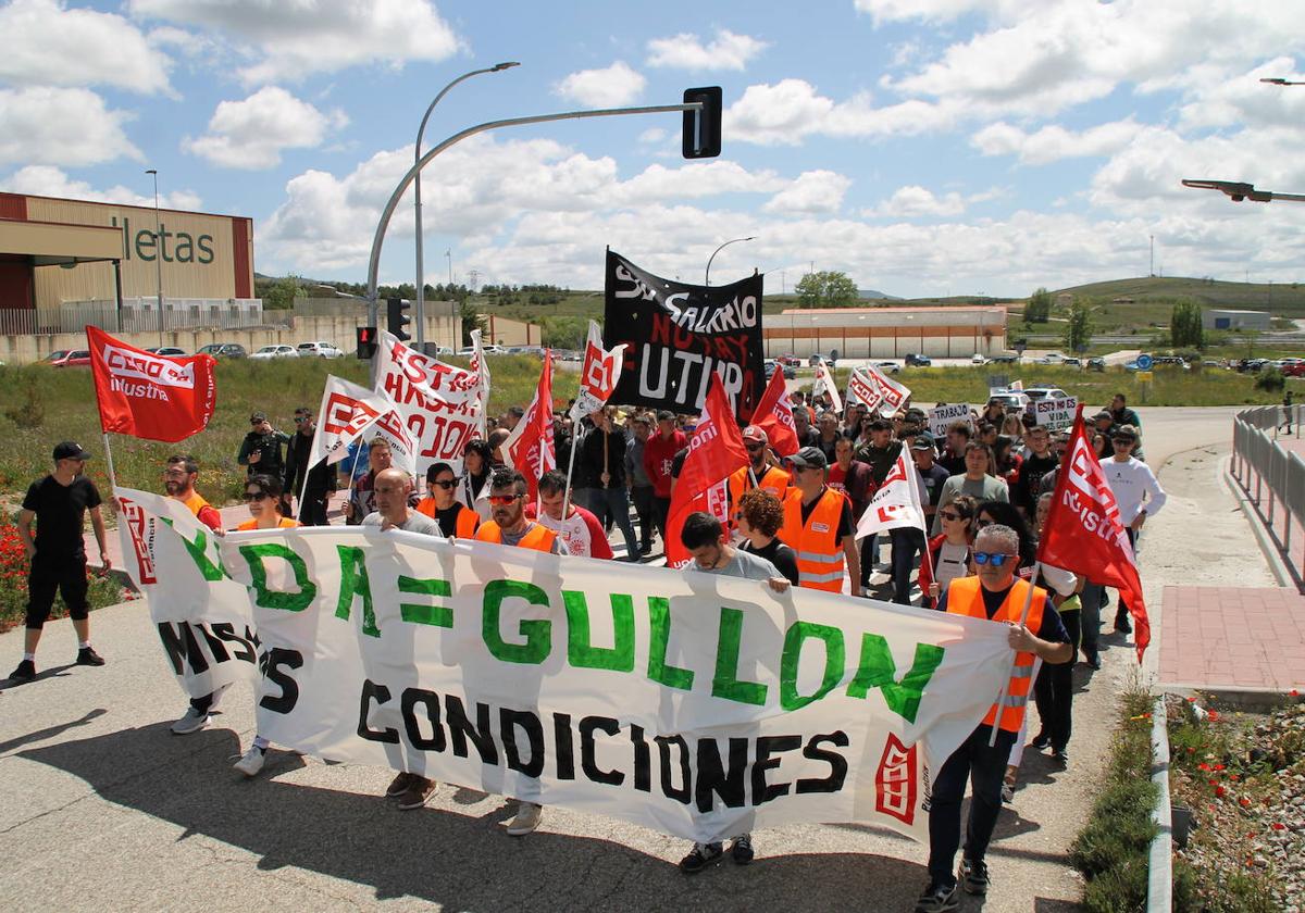 Decenas de trabajadores han participado en una marcha desde la empresa VIDA hasta Galletas Gullón.