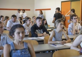 Un grupo de alumnos se dispone a realizar la primera prueba de la EBAU 2023, a la que se presentaron más de tres mil estudiantes.