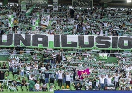 La Gradona y Tribuna Nortedurante el partido frenteal Elche.