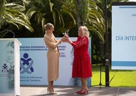 Sandra Ibarra recibe el Premio Candil de manos de la presidenta del Colegio de Enfermeras, Mari Luz Fernández.