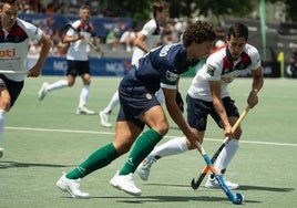 Gonzalo Quijano lleva la bola ante un rival del Polo.