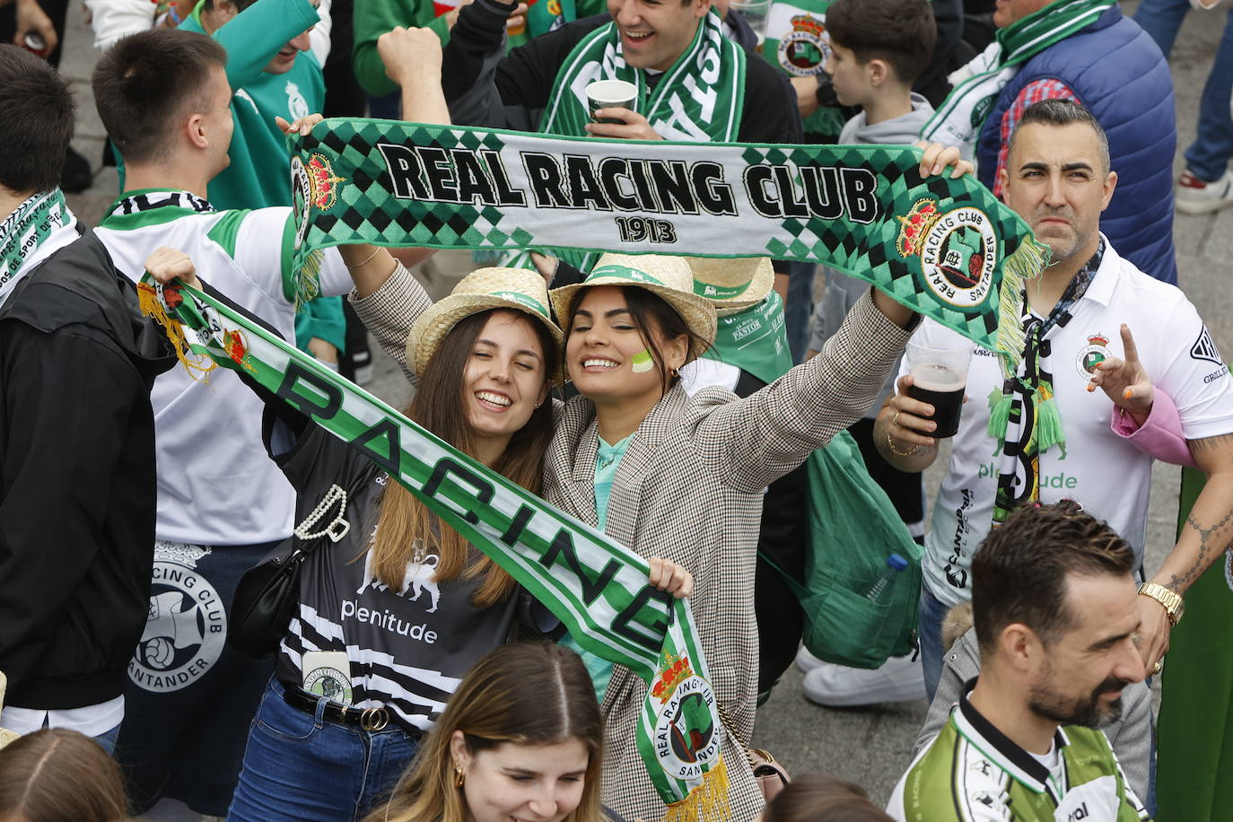 Dos racinguistas disfrutan de la fiesta.