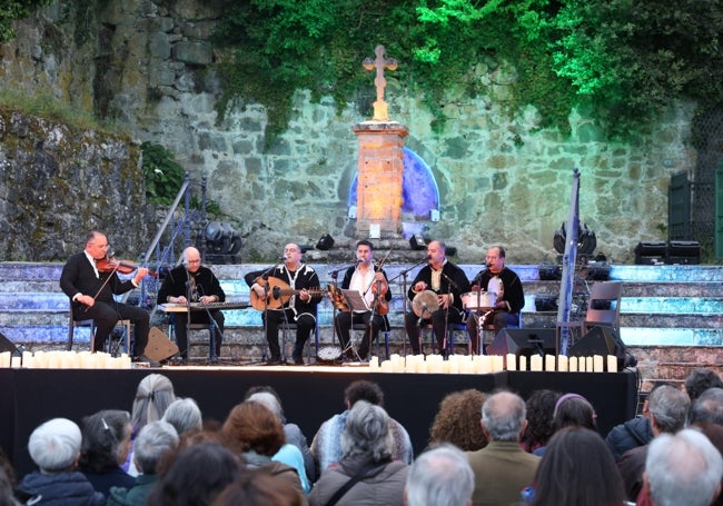 Los músicos durante una de sus interpretaciones