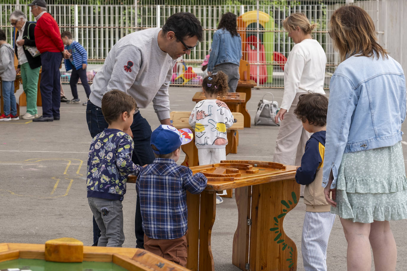 Juguetes de madera con sencillos desafíos que hacen las delicias de pequeños y no tan pequeños.