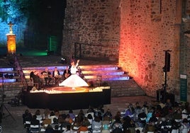 Mohammed Bable realiza la danza sufí durante el concierto.