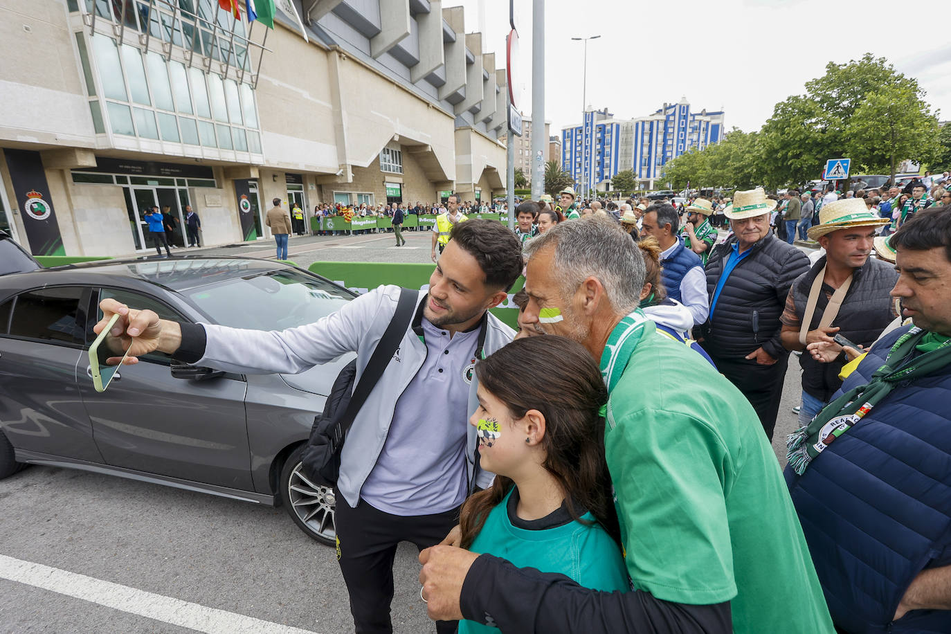 Miquel Parera se hace un selfi con racinguistas.
