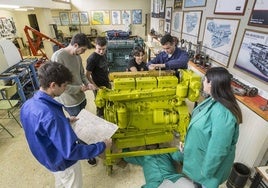 Un grupo de estudiantes realiza una tarea práctica en la Escuela Técnica Superior de Náutica, en Santander.