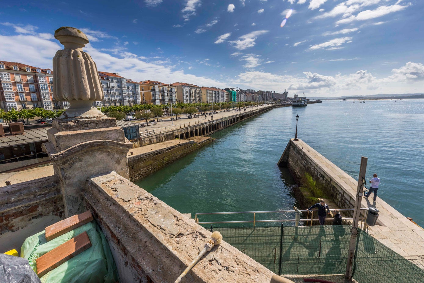 Vista inusual del muelle desd elo alto del tejado del Palacete