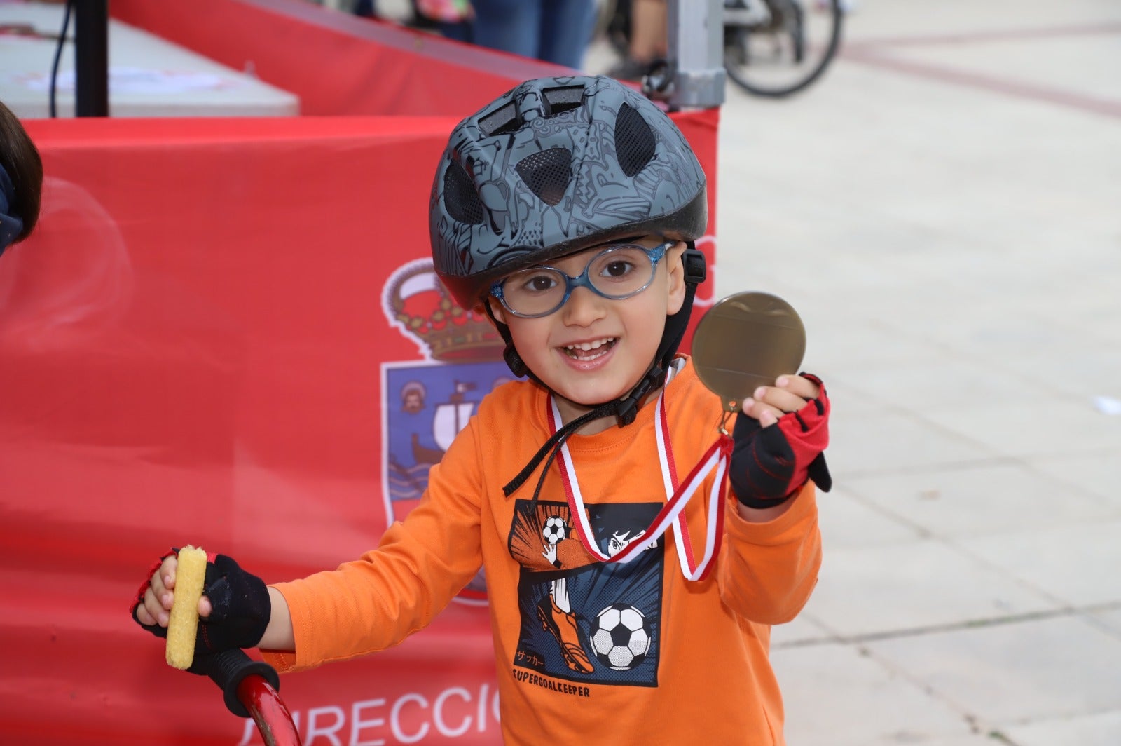 Uno de los jóvenes participantes mostrando orgulloso su medalla