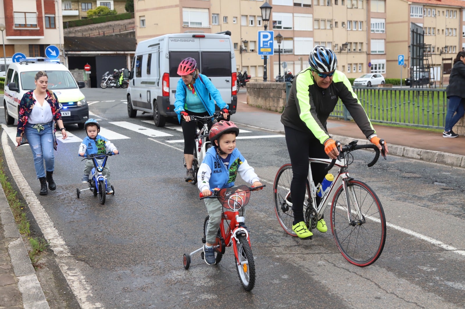 El portavoz popular en el Ayuntamiento de San Vicente, Julián Vélez, junto a sus nietos