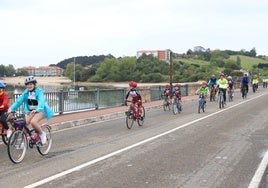 Los participantes atravesando el Puente de La Maza.