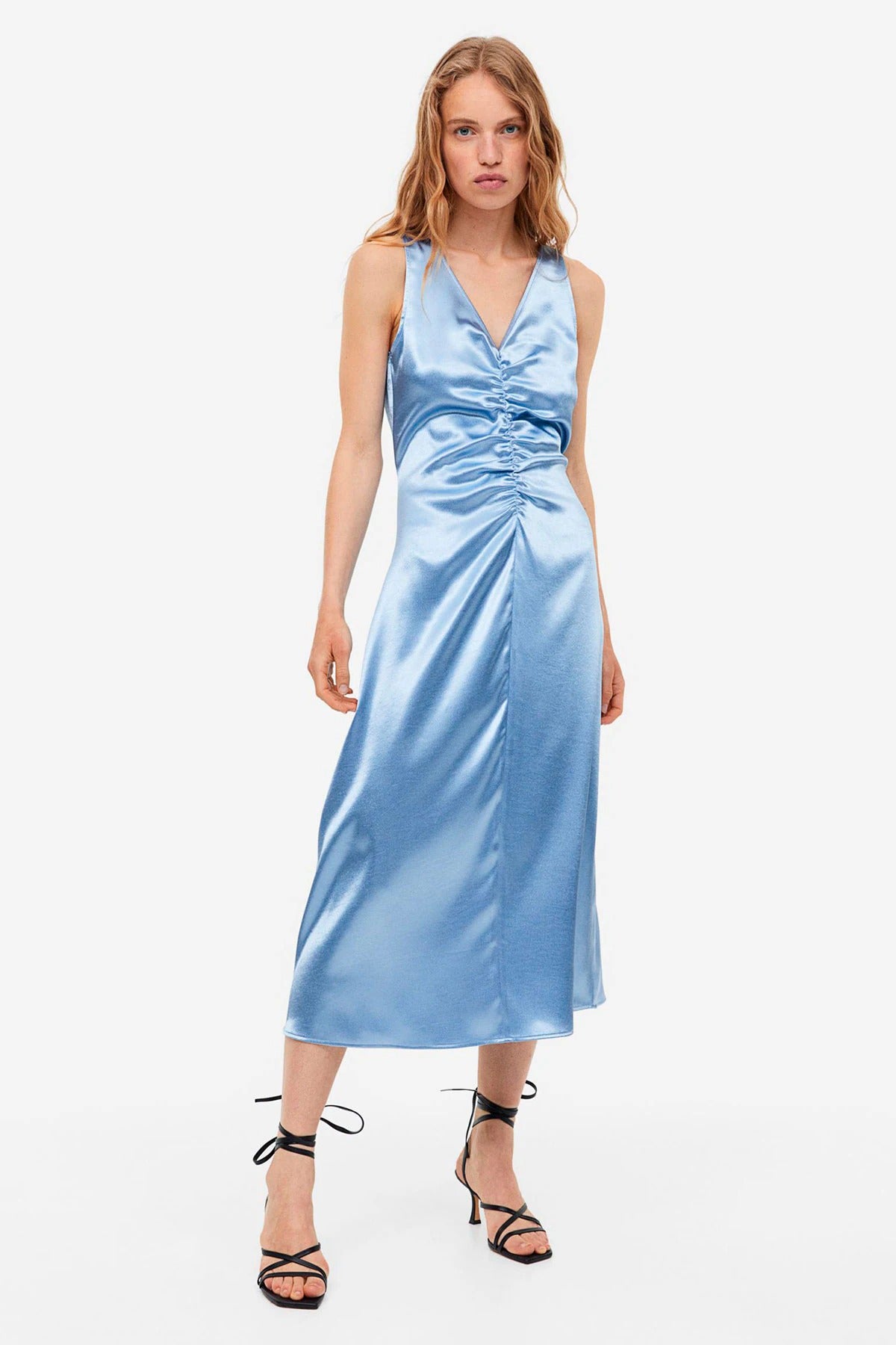 Vestido fruncido confeccionado en tejido azul satinado de H&M. 39.99 euros.