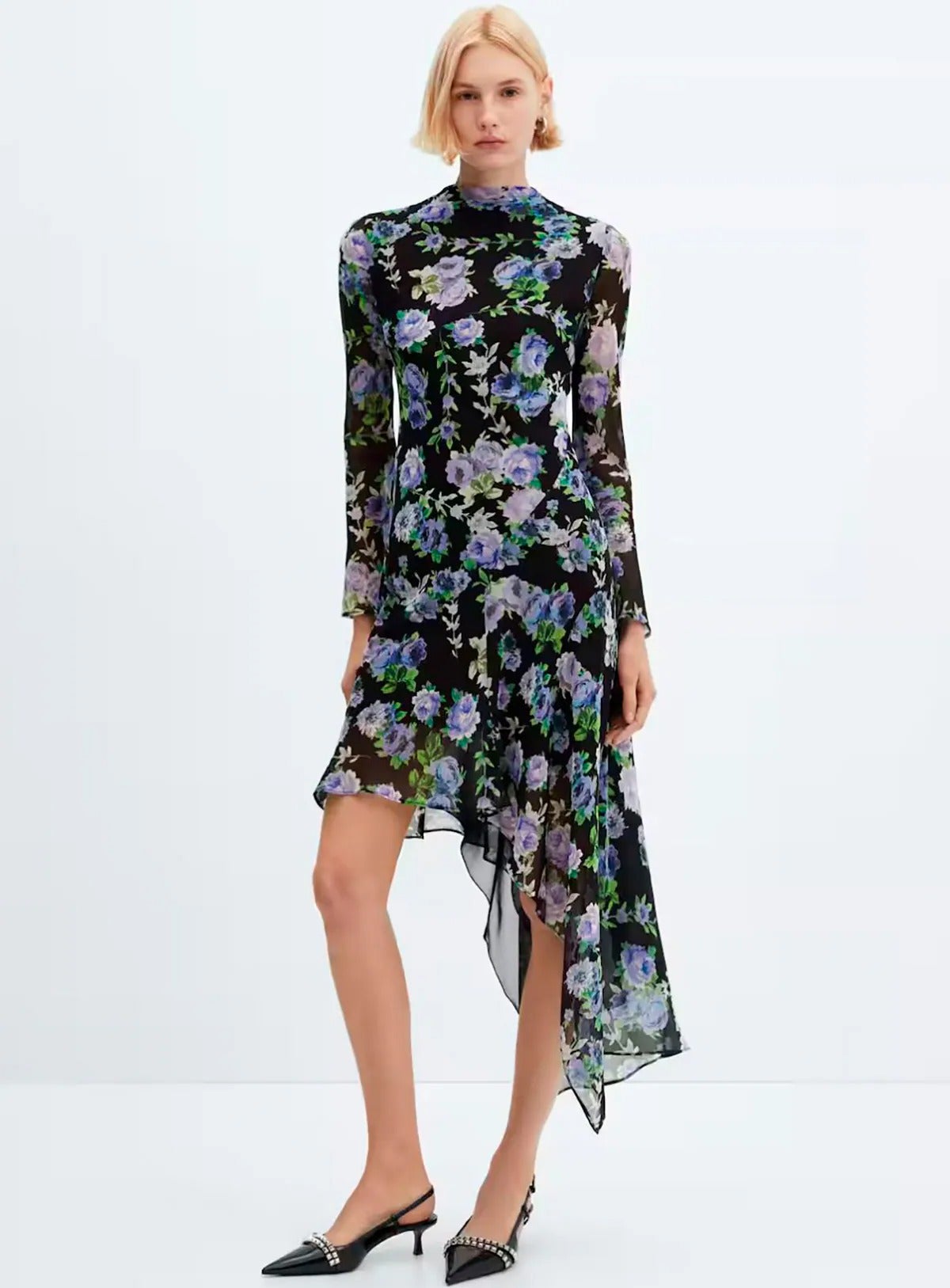 Vestido asimétrico con estampado floral en tonalidades negras y azules. 39.99 euros en Mango.