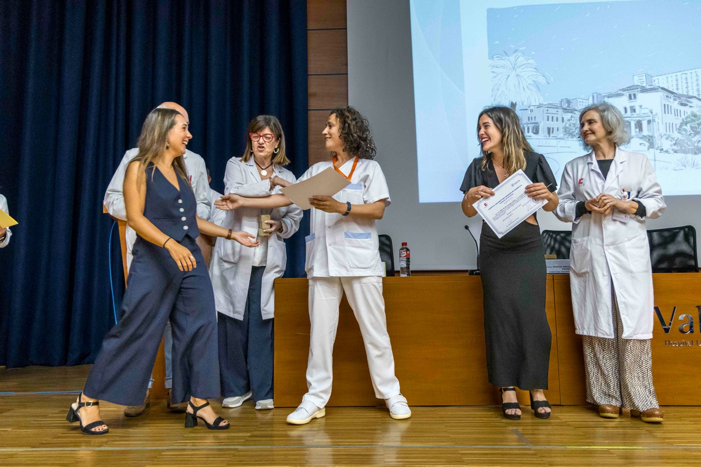 Mar Fonruge (derecha) y Beatriz González  recogiendo su diploma de matronas.