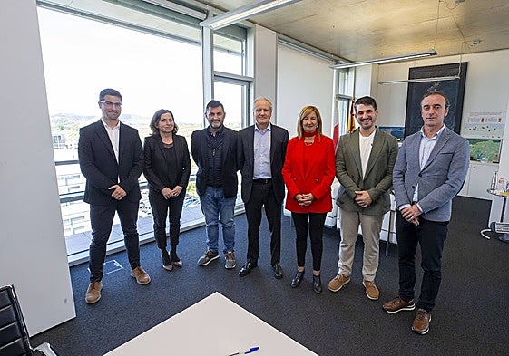 Arasti, junto a los representantes de las asociaciones con las que se han firmado los convenios.