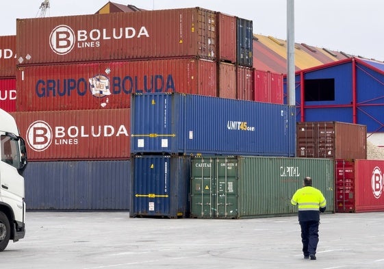 Un operario ante mercancía en el puerto de Raos de Santander.