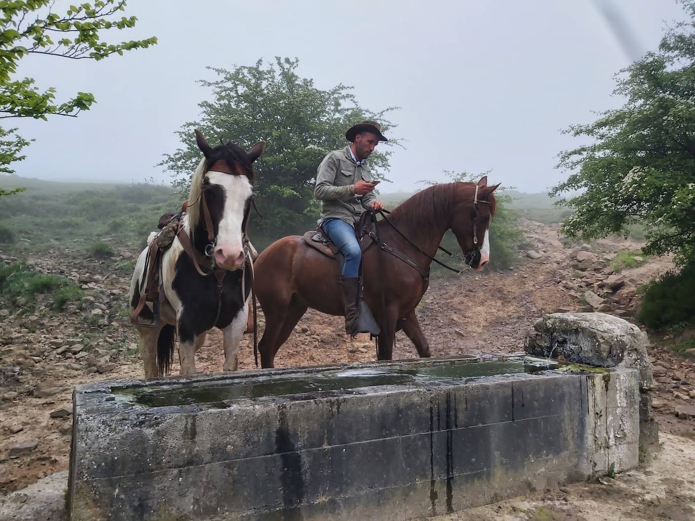 David Gómez se detiene en un pilón a la altura de Celada Marlantes (Campoo de Enmedio) durante el trayecto de vuelta. 