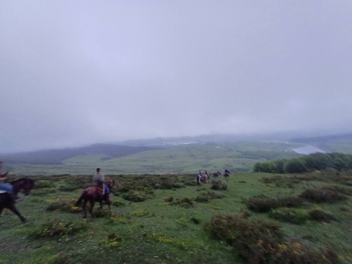 Un grupo de jinetes en su vuelta desde Montesclaros hasta Requejo. 