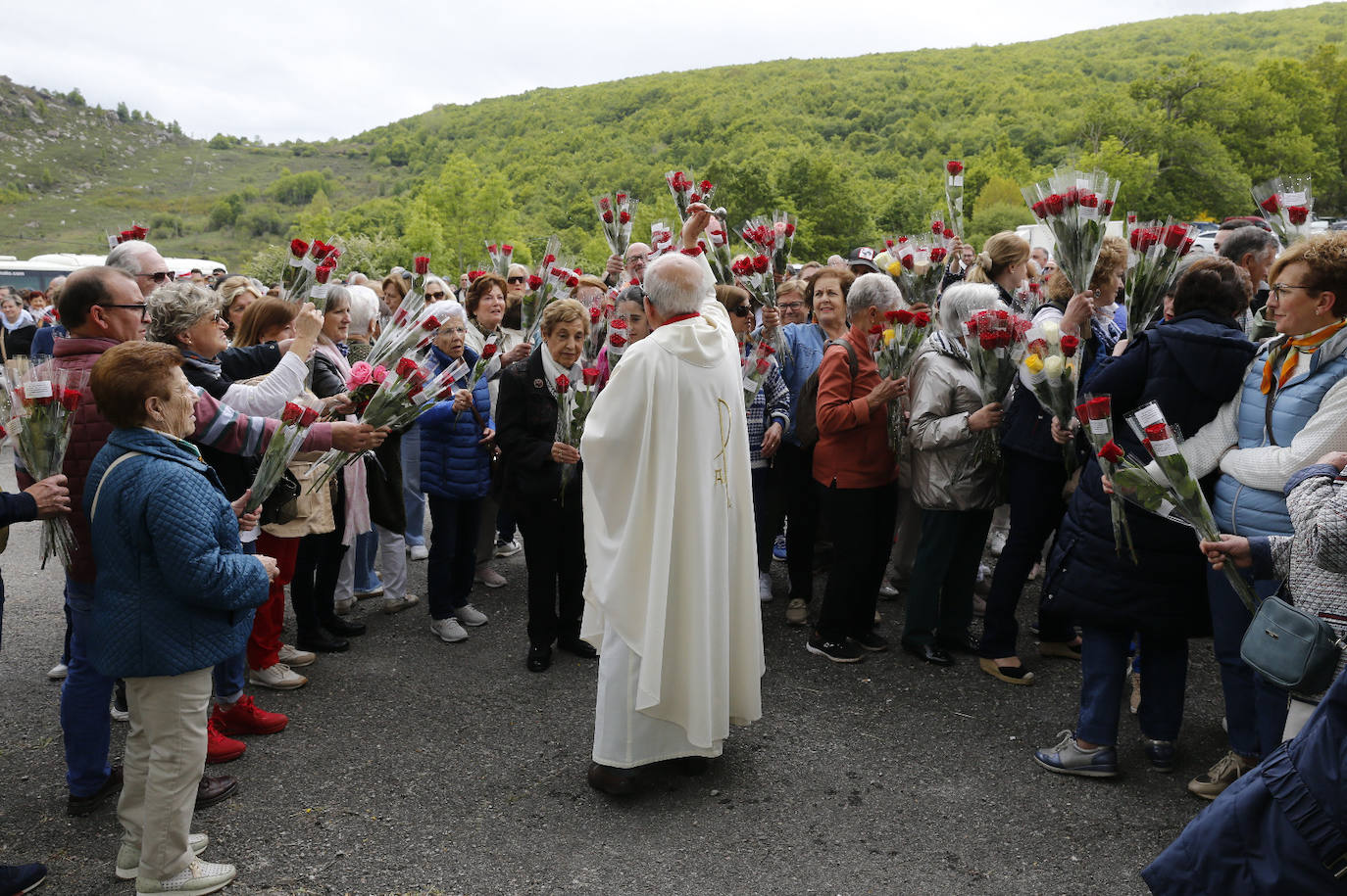 El sacerdote bendice las ofrendas florales de los allí presentes. 