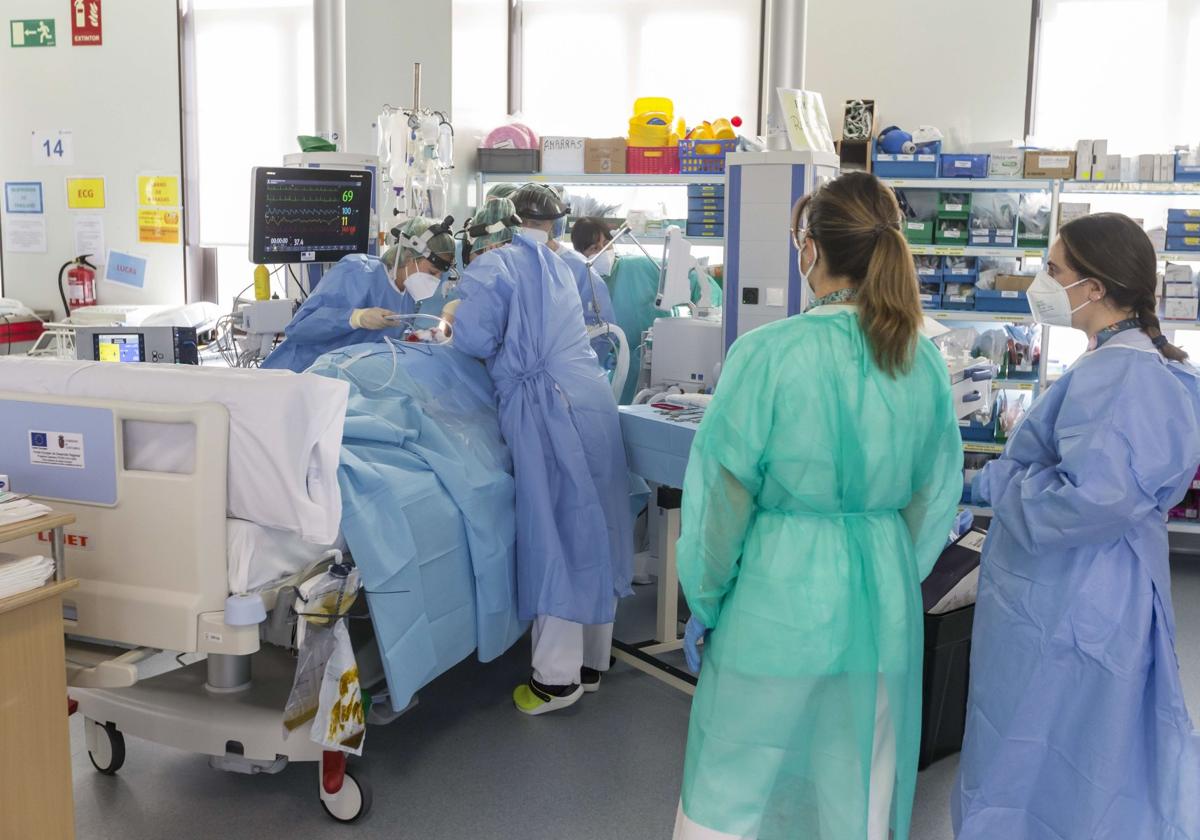 Médicos de Valdecilla durante una operación en uno de los quirófanos del hospital santanderino.