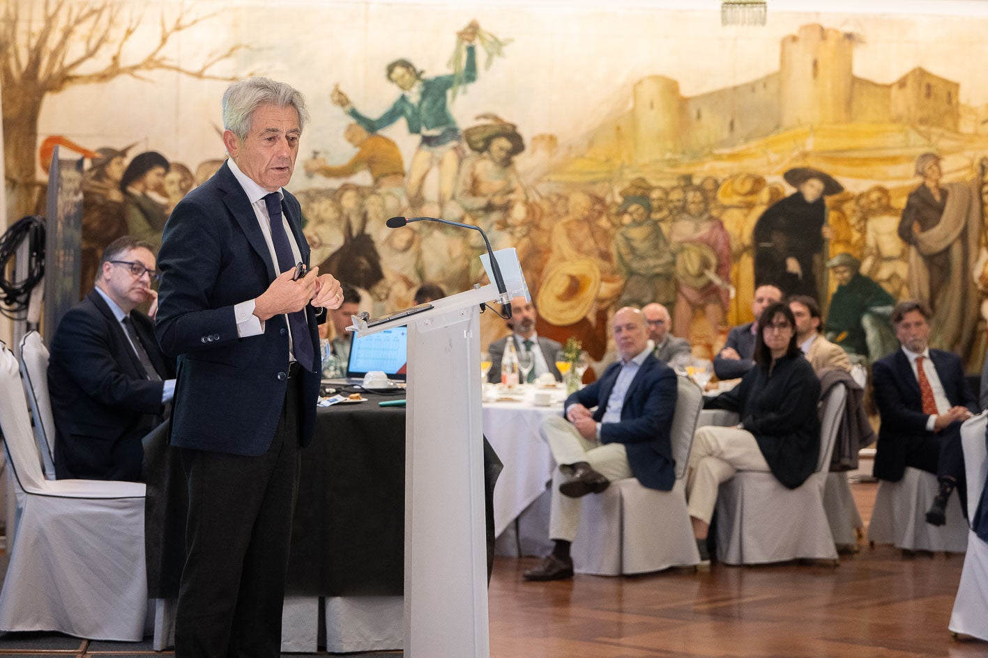 El director de El Diario Montañés, Íñigo Noriega, ha sido el encargado de moderar el debate. En la imagen, tras el ponente.