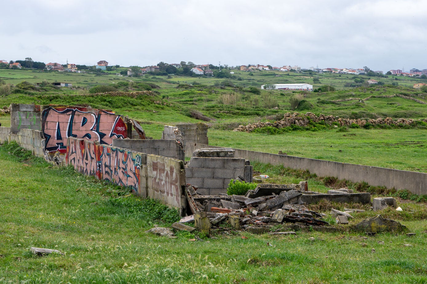 En esta zona de Santander es habitual la ganadería y a lo largo de la senda, además de vacas y caballos, hay restos de antiguas cuadras. Algunas, derruidas y llenas de pintadas.