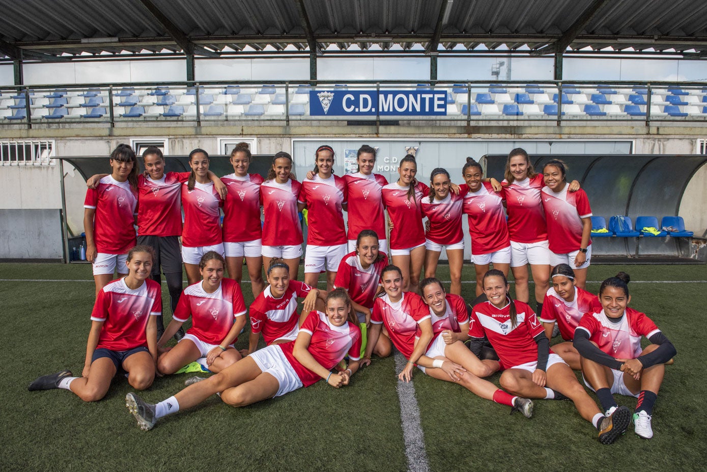 El equipo femenino del Monte en el año 2020.