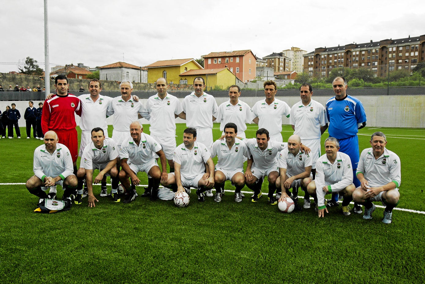 Exjugadores del Racing, en el partido de inauguración del nuevo campo del Monte en 2008.