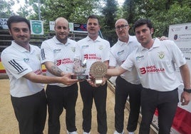 Los jugadores de Hermanos Borbolla, con los trofeos como campeones de la Supercopa.